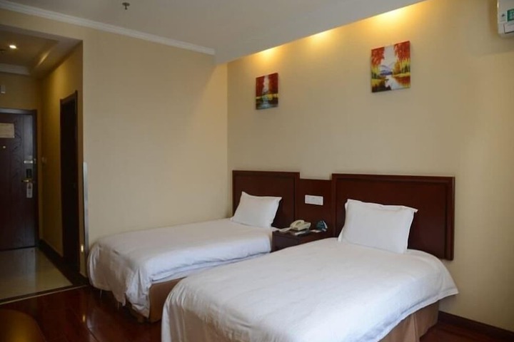 Room 9 of 23