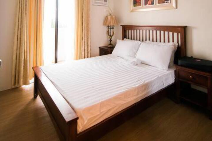 2 Bedroom with Balcony Tagaytay Pet-Friendly