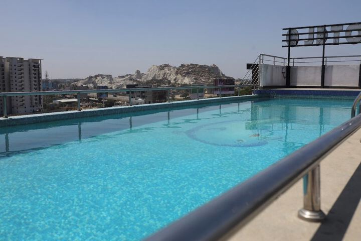 Pool 10 of 17