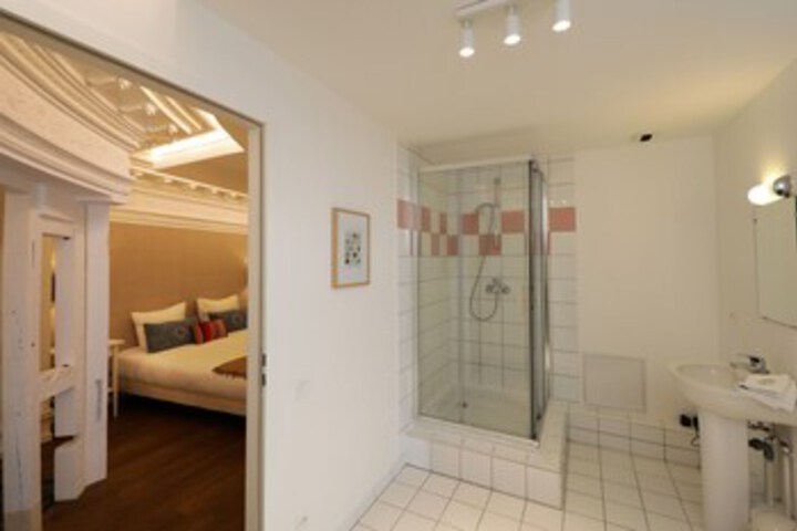 Room 2 of 60