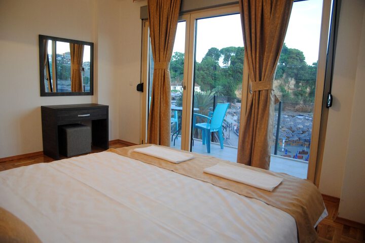 Room 9 of 80