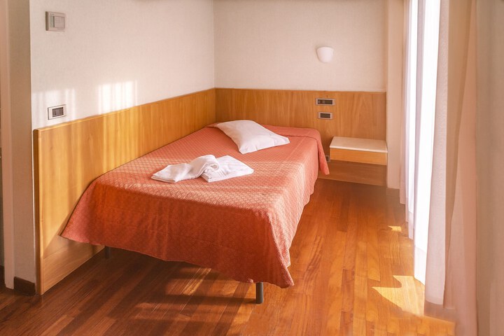 Room 6 of 16