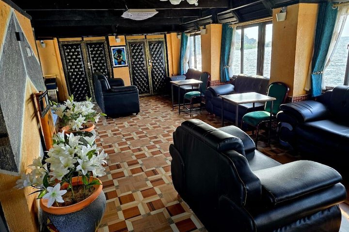 Lounge 31 of 40