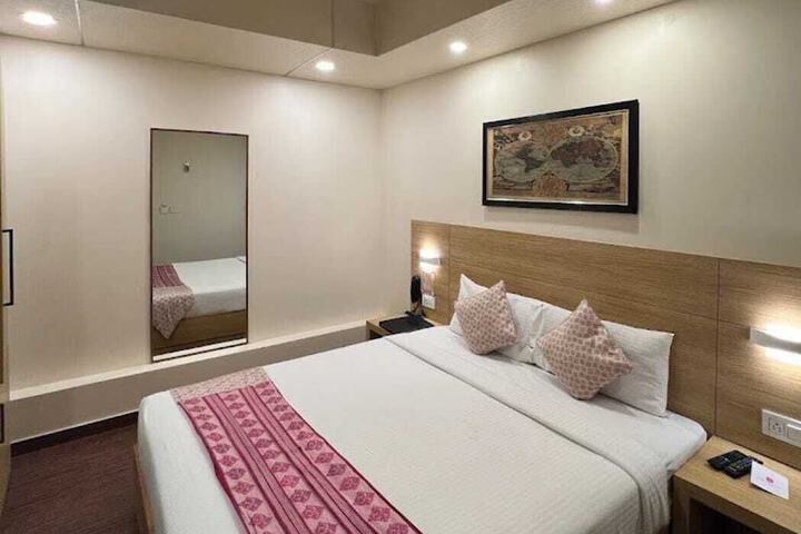 Room 6 of 8