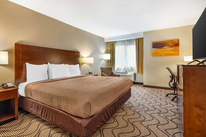 1 King Bed Microwave and Refrigerator WiFi Full Breakfast (5 of 12)