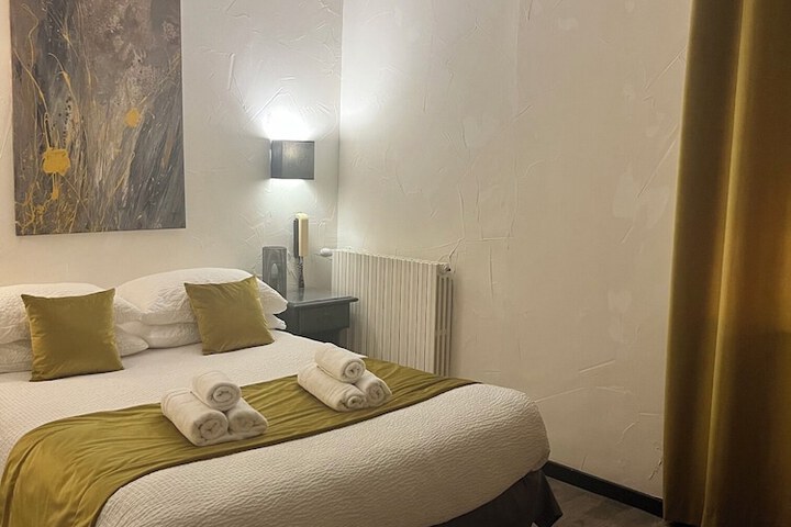 Room 27 of 40