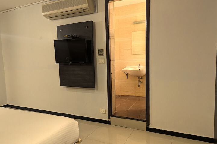 Room 13 of 35
