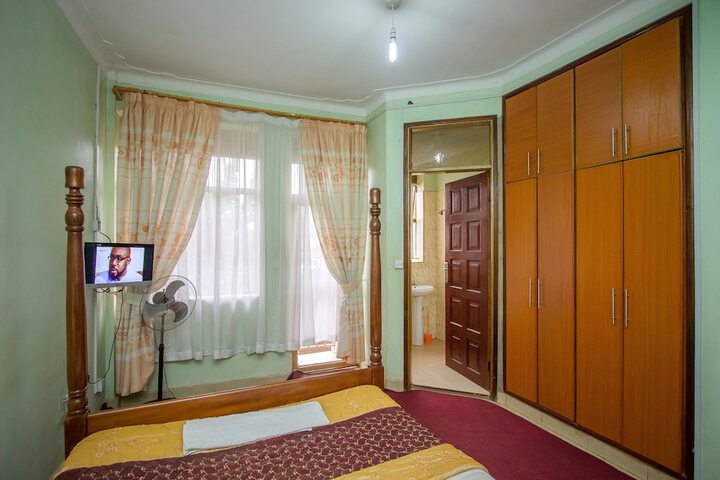 Room 13 of 38