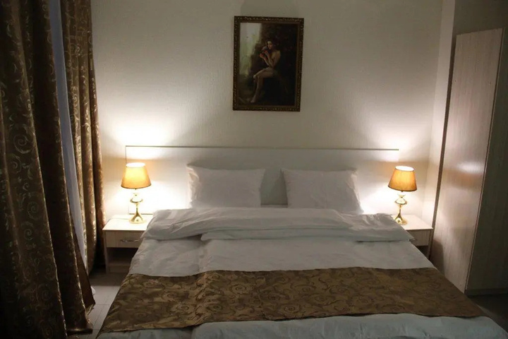 Room 4 of 9