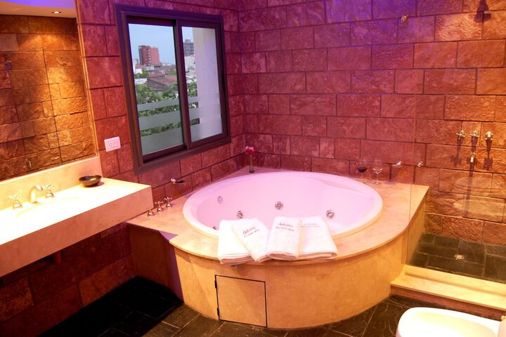 Deep soaking bathtub