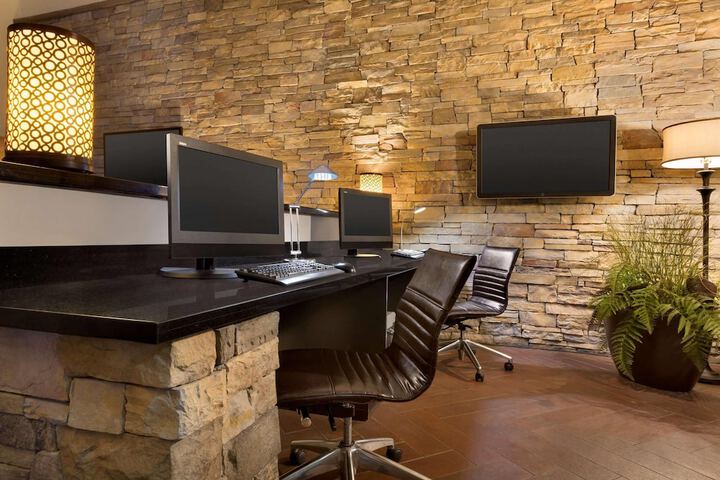 Business Center 97 of 99