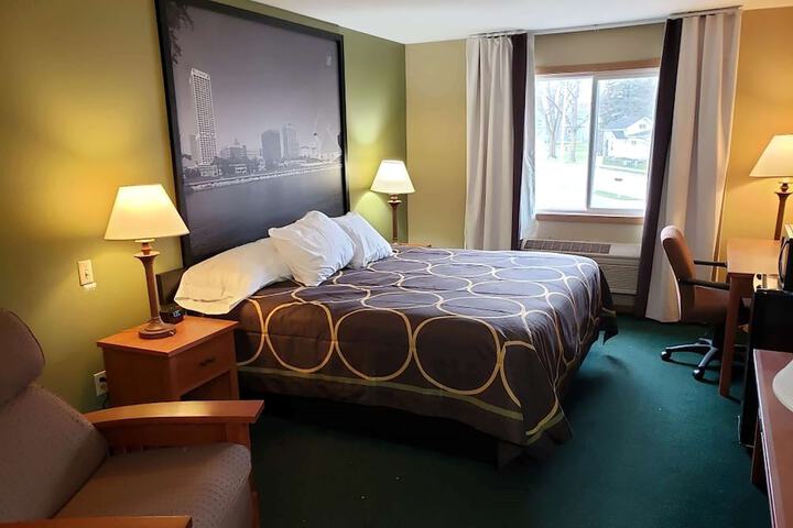 1 King Bed (3 of 11)