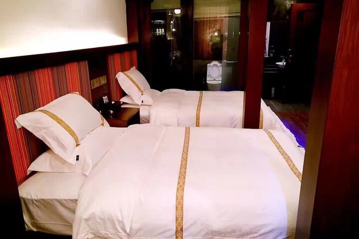 Room 4 of 7