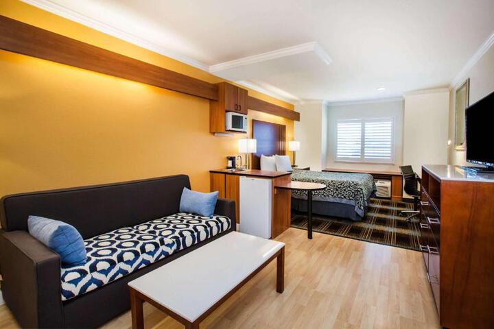 1 Queen Bed Mobility Accessible (2 of 14)
