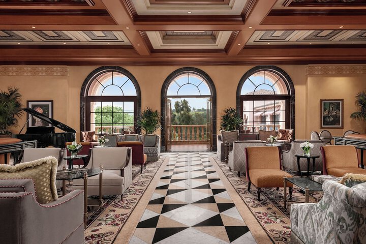 Lobby lounge