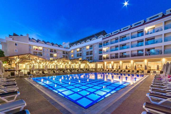 Hotel Pool