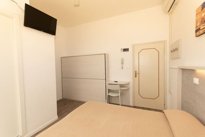 Room 11 of 25