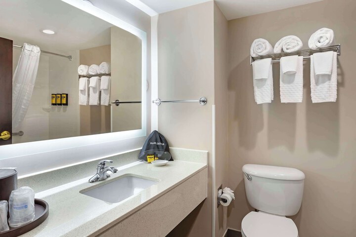 1 Queen Bed High Speed Internet Accessible Refrigerator, Coffee Maker, Hairdryer Full Breakfast (14 of 26)