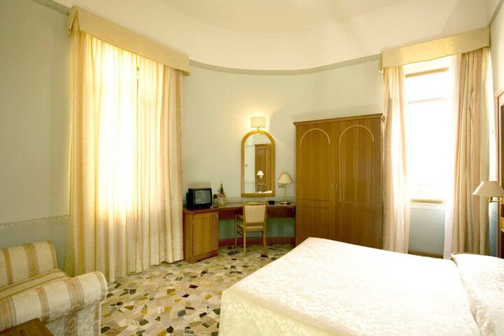 Room 12 of 22