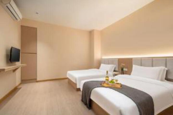 Room 5 of 6