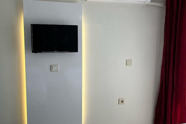 Room 6 of 33