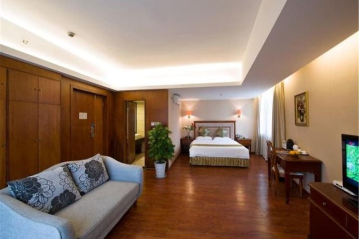 Room 6 of 10