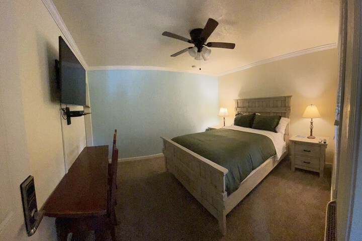1 Queen Bed (10 of 47)