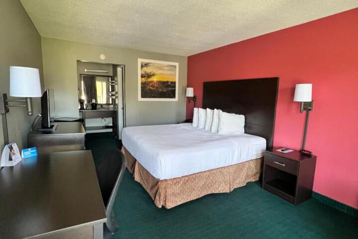 1 King Bed (3 of 12)