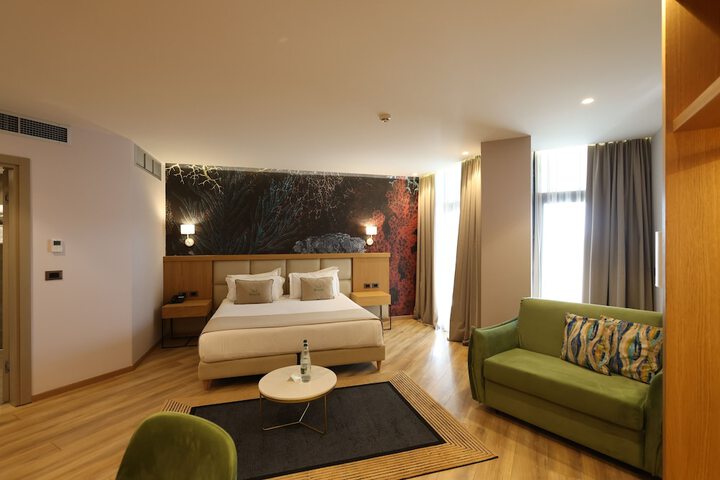Room 33 of 136
