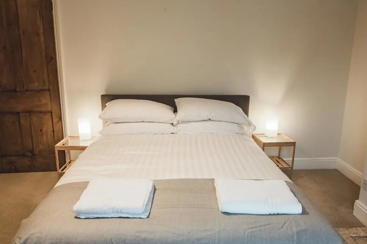Room 4 of 12