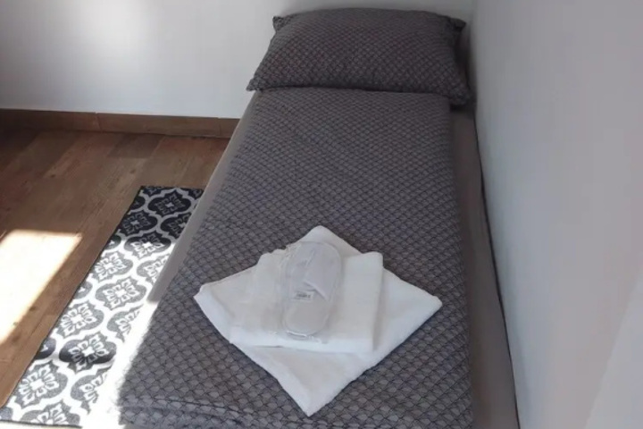 Room 5 of 9