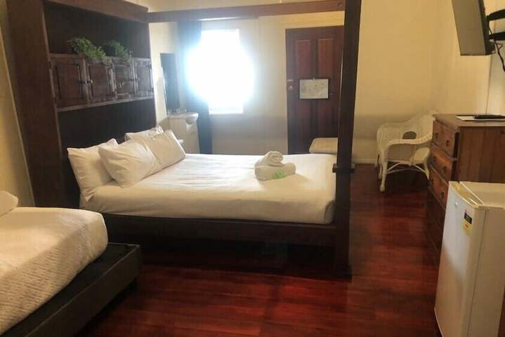 Room 10 of 18