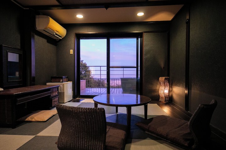 Room 11 of 104