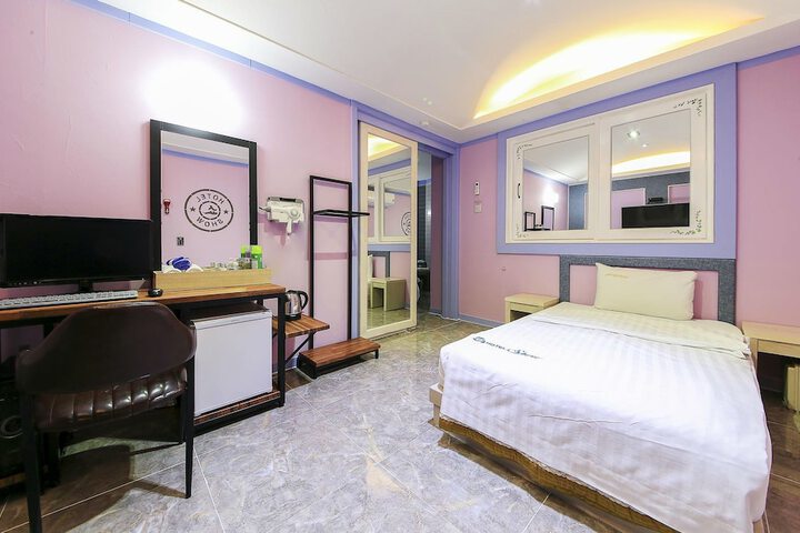 Room 3 of 22