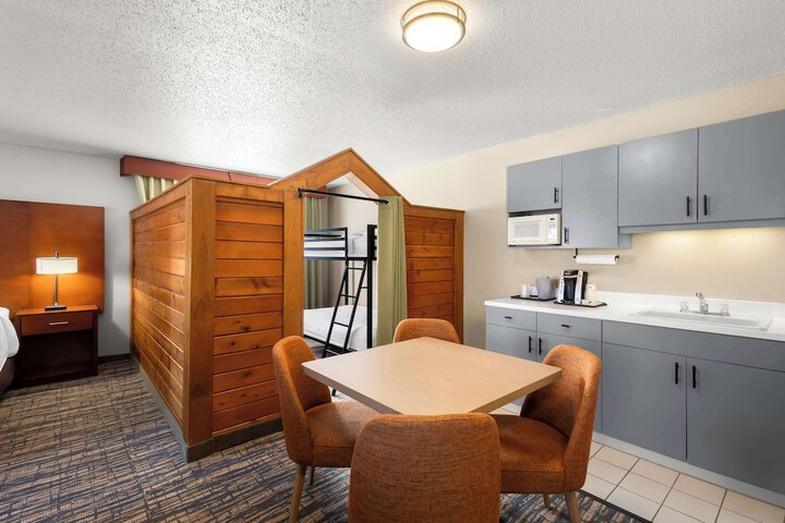 1 King Accessible Comm Assist Bathtub Microwave, Refrigerator Full Breakfast (24 of 33)