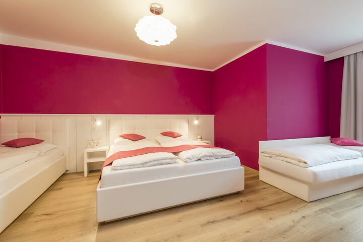 Room 3 of 100
