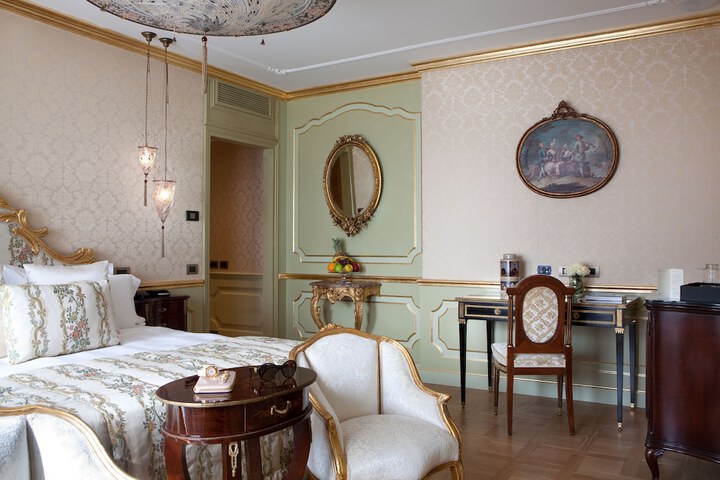Room 32 of 137