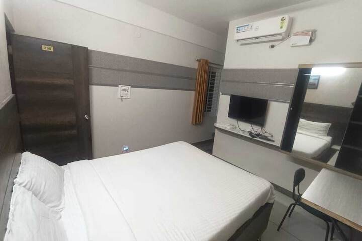 Room 5 of 10