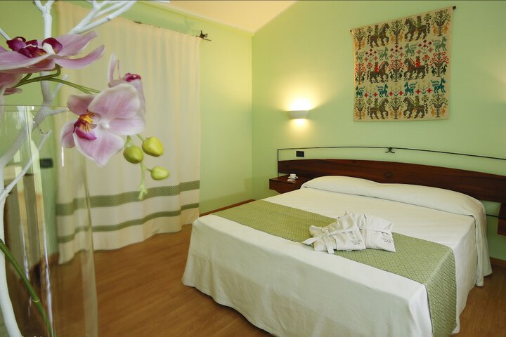 Room 6 of 35