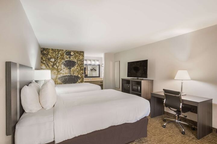 2 Queen Beds (1 of 5)