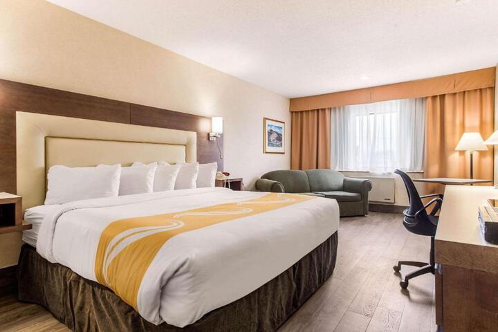 1 King Bed Business Room Upgrade (3 of 26)