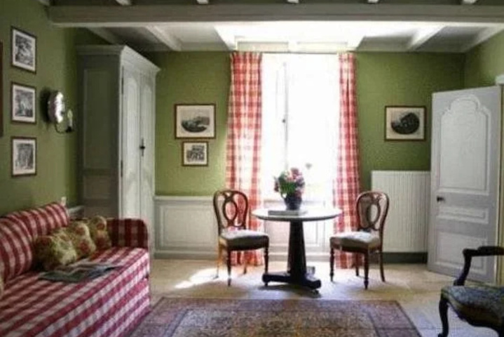 Room 5 of 12