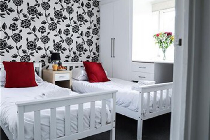 Room 9 of 18