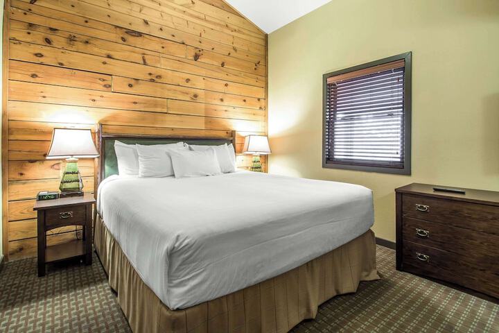 2 Bedroom 1 King 1 Queen 2 Bath Cottage (12 of 14)