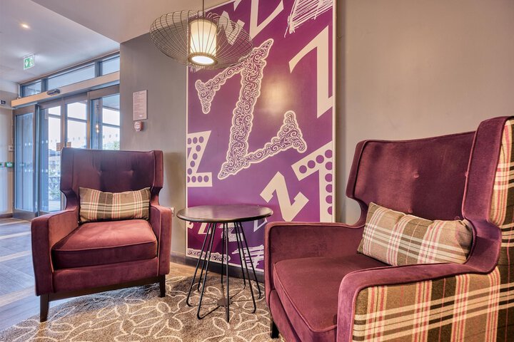 Lounge 21 of 24