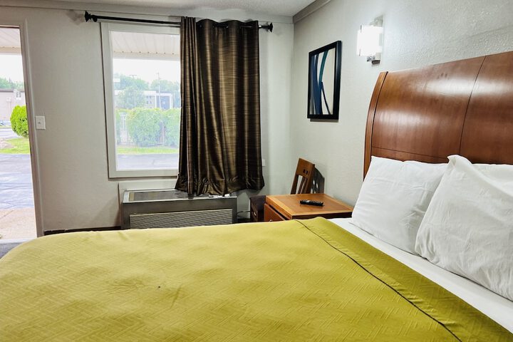 1 King Bed (4 of 19)