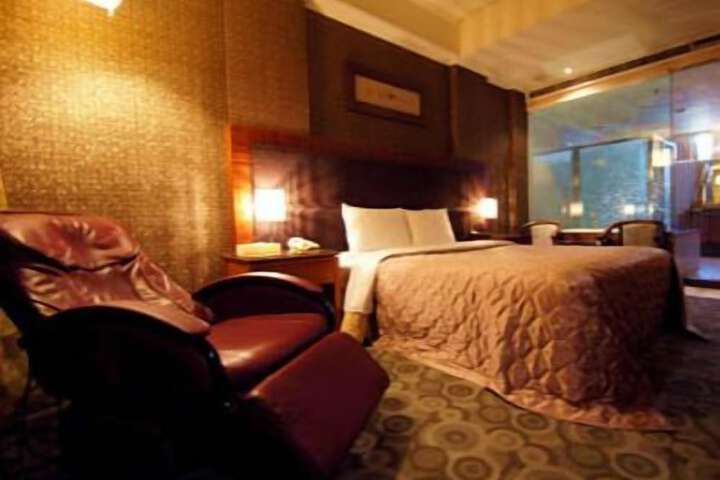 Room 6 of 12