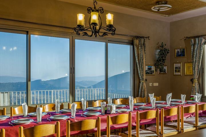 Dining 3 of 8