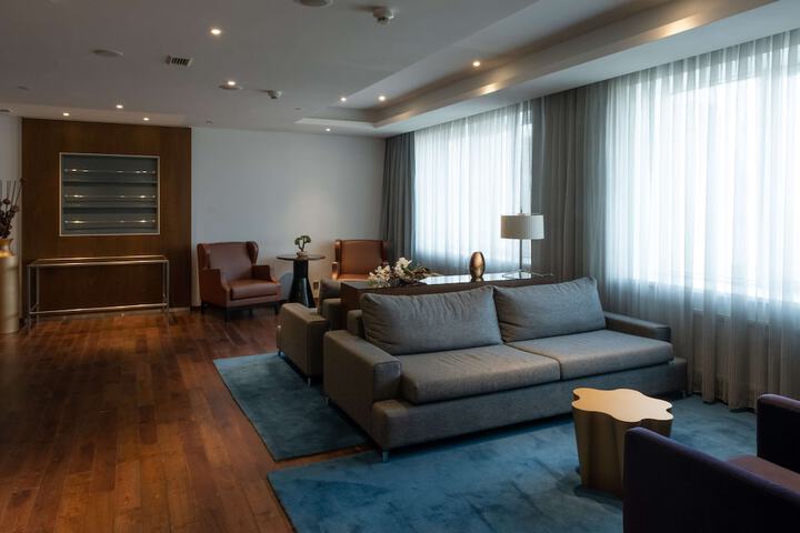 Lounge 102 of 160