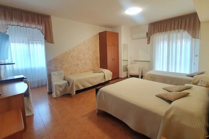 Room 12 of 48